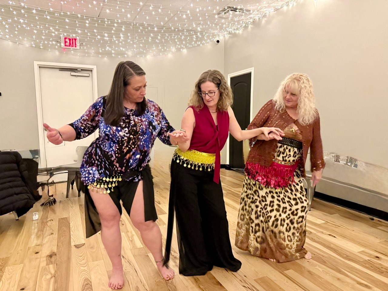 Trio de mulheres dançando juntas